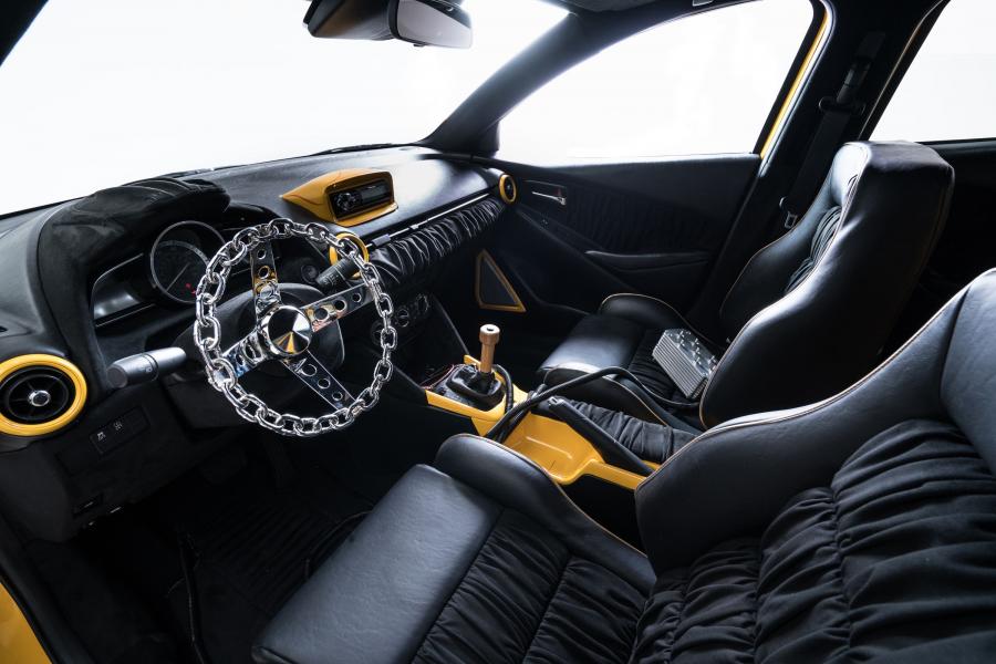Интерьер Scion iA by Eddie Huang 2015 года  (фото 6 из 8)